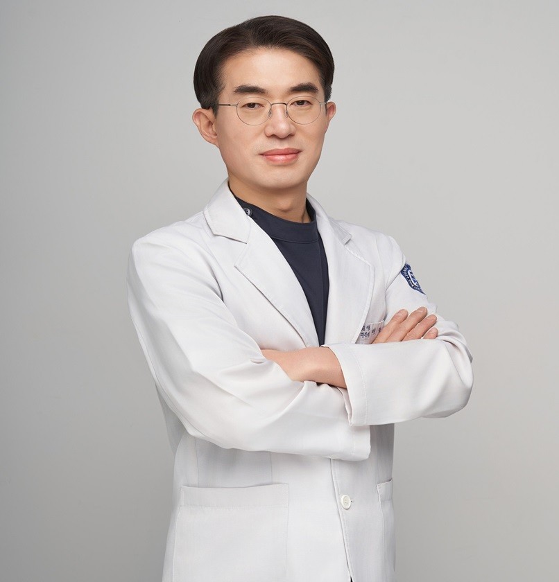 원장사진 줄인거2.jpg